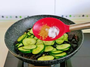 按个人口味加入盐，十三香，翻炒均匀。