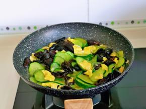 翻炒均匀即可出锅。