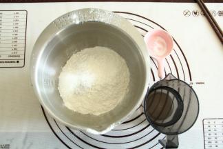 准备好材料。小麦粉和水的比例是2:1。