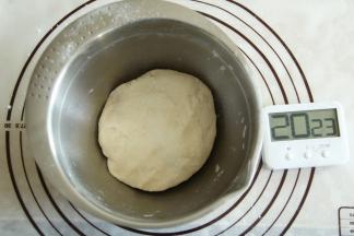 然后带上PVC手套开始揉，8分钟左右吧。一开始揉面试略干的，水量不要再加了，然后慢慢揉到光滑，不会粘手的。然后放入盆中盖上保鲜膜，醒20分钟。