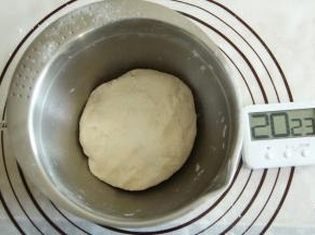 然后带上PVC手套开始揉，8分钟左右吧。一开始揉面试略干的，水量不要再加了，然后慢慢揉到光滑，不会粘手的。然后放入盆中盖上保鲜膜，醒20分钟。