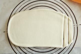 醒好的面，很光滑，柔软度也合适，用擀面杖擀开成厚薄均匀的面片，7-8毫米厚。然后切条。