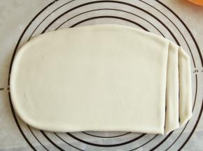 醒好的面，很光滑，柔软度也合适，用擀面杖擀开成厚薄均匀的面片，7-8毫米厚。然后切条。