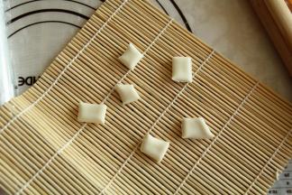 条不需要太宽，如图1厘米宽差不多。然后再切成小块。放在寿司帘上。