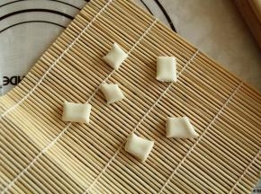 条不需要太宽，如图1厘米宽差不多。然后再切成小块。放在寿司帘上。