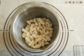 全部搓完，直接扔盆里，没有粘一起。所以才要求一开始的面不要揉的太软，不然成品会粘一起的，我这个没有加手粉，也没有粘一起。