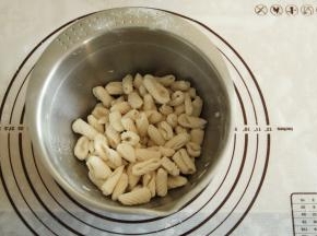 全部搓完，直接扔盆里，没有粘一起。所以才要求一开始的面不要揉的太软，不然成品会粘一起的，我这个没有加手粉，也没有粘一起。