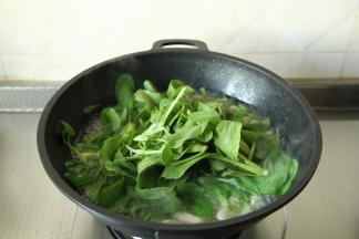 最后放入小青菜，煮到青菜变软就可以加盐、鸡精，调个味，煮一会煮入味就可以关火了！