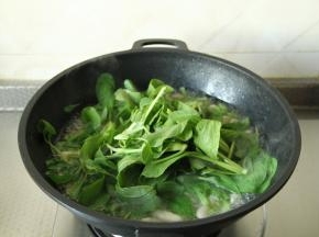 最后放入小青菜，煮到青菜变软就可以加盐、鸡精，调个味，煮一会煮入味就可以关火了！