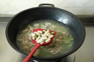 然后倒入半锅清水，煮开。再加入猫耳朵，煮到漂浮起来。再煮一会，确保猫耳朵煮熟，没有夹生。