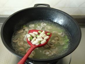 然后倒入半锅清水，煮开。再加入猫耳朵，煮到漂浮起来。再煮一会，确保猫耳朵煮熟，没有夹生。