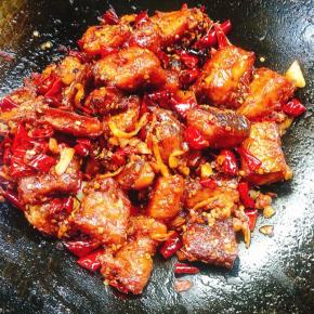 起锅前放入适量的鸡精翻炒均匀即可！有条件的可以放入适量的白芝麻！我家买的用完了就没有放！