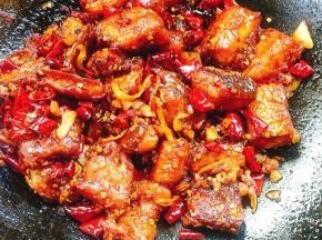 起锅前放入适量的鸡精翻炒均匀即可！有条件的可以放入适量的白芝麻！我家买的用完了就没有放！