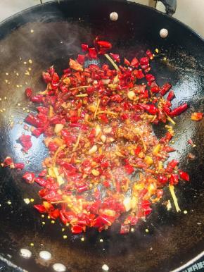 起锅烧油，放入花椒，生姜，蒜瓣，干辣椒爆香，再放入一勺郫县豆瓣酱炒出红油！