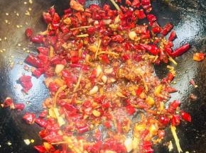 起锅烧油，放入花椒，生姜，蒜瓣，干辣椒爆香，再放入一勺郫县豆瓣酱炒出红油！