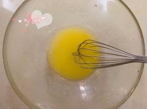 先做椰蓉馅。黄油隔热水融化，加入细砂糖搅拌均匀。