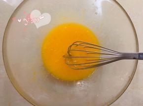 加入打散的鸡蛋液，搅拌均匀。