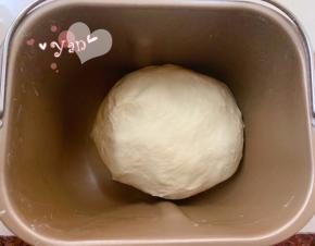 接着做吐司面团。除黄油外的所有材料，先液体后固体的顺序放入面包机桶内。揉面20分钟后再加入黄油揉15分钟。