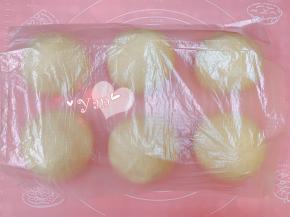 盖上保鲜膜，醒发20分钟。