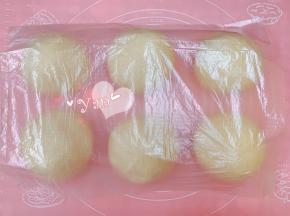 盖上保鲜膜，醒发20分钟。