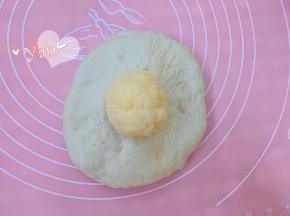 翻面，包入椰蓉馅。