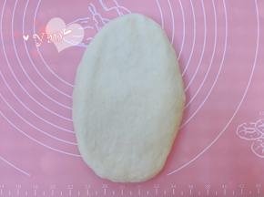 取一个面团擀成椭圆。