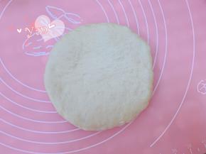 取一个松弛好的面团，擀成圆形，拍掉边上气泡。