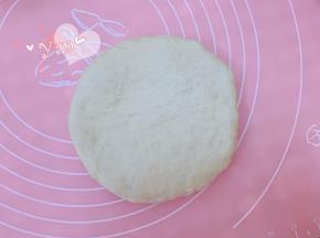 取一个松弛好的面团，擀成圆形，拍掉边上气泡。