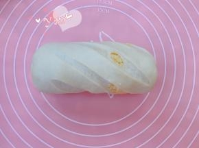 翻面，自上而下卷起。