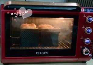 放入提前预热好的烤箱，最下层，上火170度，下火190度，烤30分钟。出炉放晾网上晾凉即可。