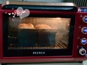 放入提前预热好的烤箱，最下层，上火170度，下火190度，烤30分钟。出炉放晾网上晾凉即可。