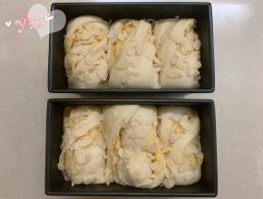 表面喷水，撒上杏仁片。