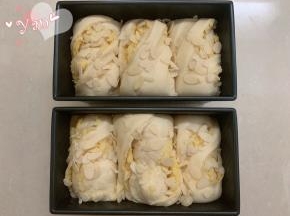 表面喷水，撒上杏仁片。