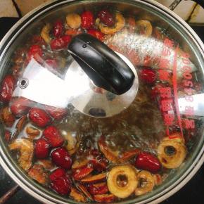 大火煮开后转小火慢慢的熬煮半个小时即可关火！