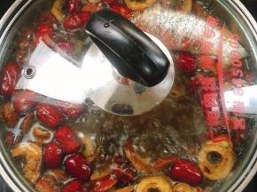 大火煮开后转小火慢慢的熬煮半个小时即可关火！