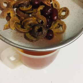 熬好的红枣山楂水用漏网过滤一下！