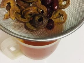 熬好的红枣山楂水用漏网过滤一下！