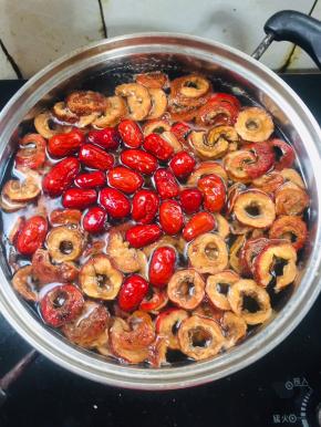 锅中倒入适量的水，放入清洗好的山楂片，红枣，冰糖！