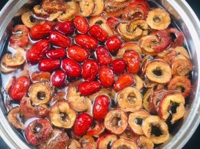 锅中倒入适量的水，放入清洗好的山楂片，红枣，冰糖！