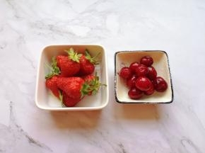 准备好草莓和美国蔓越莓鲜果。