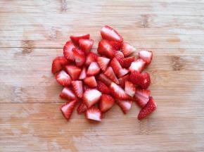 草莓清洗干净切成小块。