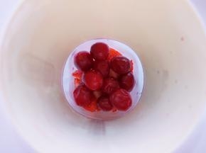 将草莓块和蔓越莓鲜果一起放入榨汁杯。