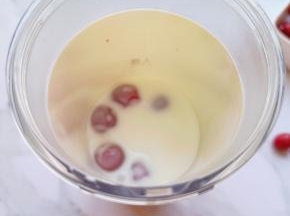 加入原味酸奶。