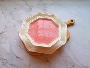 将做好的奶昔倒入小碗。