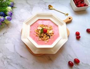 用美国蔓越莓鲜果和薄荷叶装饰一下。