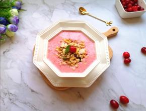 酸酸甜甜，营养又好喝的蔓越莓奶昔完成。