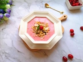 酸酸甜甜，营养又好喝的蔓越莓奶昔完成。