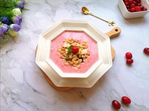 粉色是宝贝最喜欢的颜色，小家伙看到开心的不要不要的。