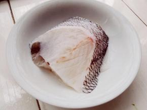 1.将鳕鱼化冻后，去鳞，清洗，控干，备用