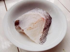 1.将鳕鱼化冻后，去鳞，清洗，控干，备用